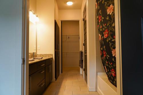 Luxury Designed 2 Bedrooms Part Hotel in Woodland Hills CA in Los Angeles, USA