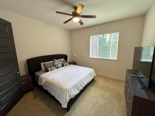Luxury Designed 2 Bedrooms Part Hotel in Woodland Hills CA in Los Angeles, USA