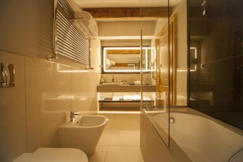 1 king bed, 3 twin beds