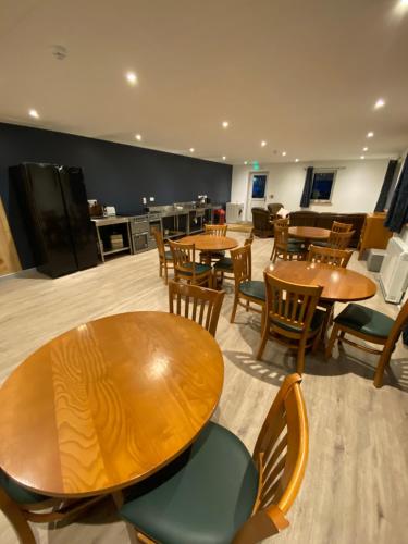 Koplietošanas atpūtas telpa ar TV, Modern studio apartment set beneath the black mountains A stones throw from the offas dyke path in Lanveino