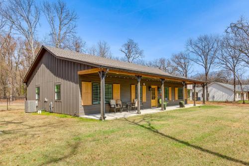 Kingston Vacation Rental Less Than 1 Mi to Lake Texoma! in Kingston, USA