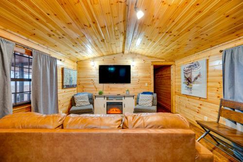 Broken Bow Abode w/ Hot Tub < 7 Mi to Lake!, Broken Bow (fotografie 3)