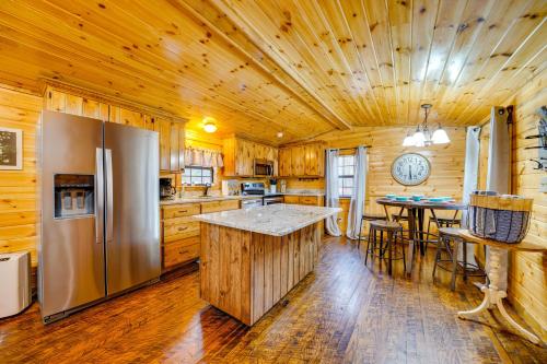 Broken Bow Abode w/ Hot Tub < 7 Mi to Lake!, Broken Bow (fotografie 9)