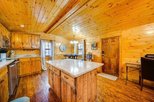 Broken Bow Abode w/ Hot Tub < 7 Mi to Lake!, Broken Bow (fotografie 10)