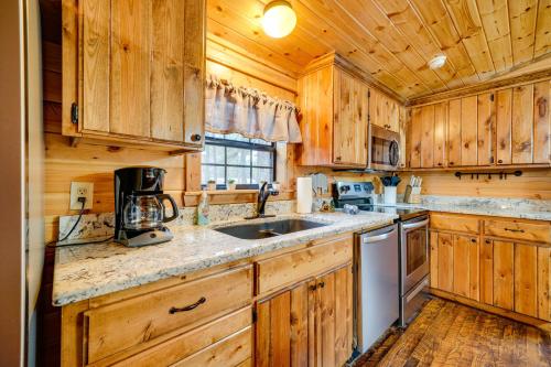 Broken Bow Sanctuary with Hot Tub and Deck Less Than 7 Mi to Lake! - image 11