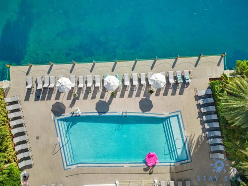 Spectacular Apartment Beachwalk Bliss Pool Gym in Hallandale Beach, USA