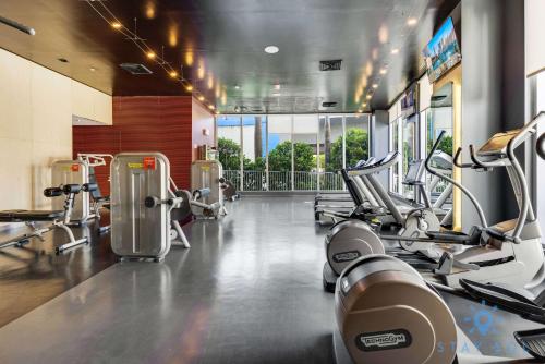 Spectacular Apartment Beachwalk Bliss Pool Gym in Hallandale Beach, USA