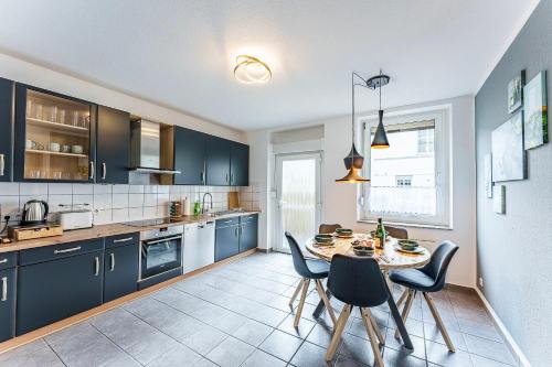 Große Terassen-Wohnung mit Grill, Playstation 5, Billardtisch und Massagesessel in 哈恩