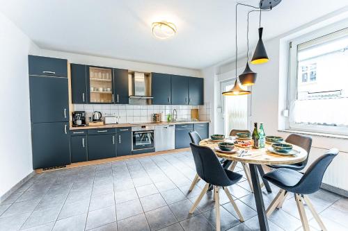 Große Terassen-Wohnung mit Grill, Playstation 5, Billardtisch und Massagesessel in 哈恩