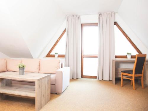 2 twin beds, 1 sofa bed