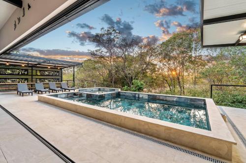 Afficher, Brand-New 6BD Giant with Private Pool by SPCR in Potrero