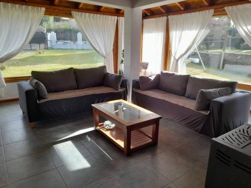 QUIME CHE. Casa con jardín, parrilla y cochera.