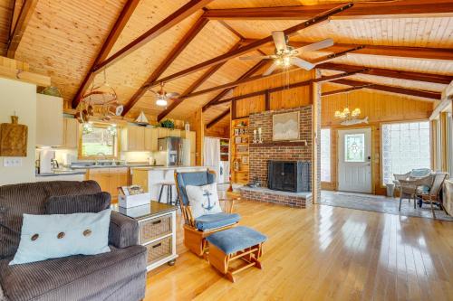 Duck and Bugs Cabin on Boone Lake with Boat Dock!