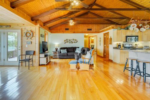 Duck and Bugs Cabin on Boone Lake with Boat Dock!