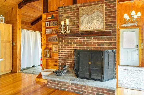 Duck and Bugs Cabin on Boone Lake with Boat Dock!