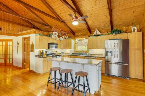 Duck and Bugs Cabin on Boone Lake with Boat Dock!