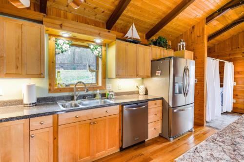 Duck and Bugs Cabin on Boone Lake with Boat Dock!