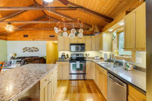 Duck and Bugs Cabin on Boone Lake with Boat Dock!