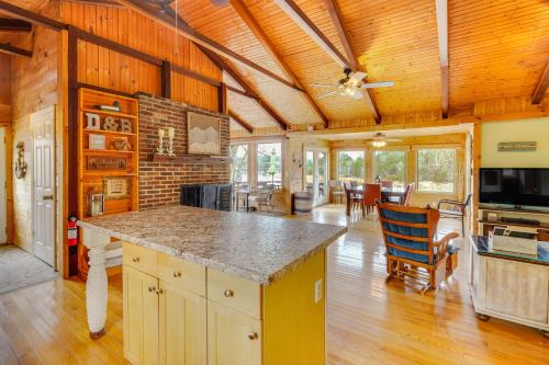 Duck and Bugs Cabin on Boone Lake with Boat Dock!