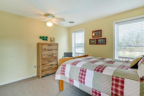 Duck and Bugs Cabin on Boone Lake with Boat Dock!