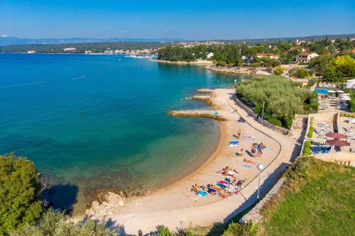 Strand, Apartments with a parking space Milovcici, Krk - 22553 in Milovcici