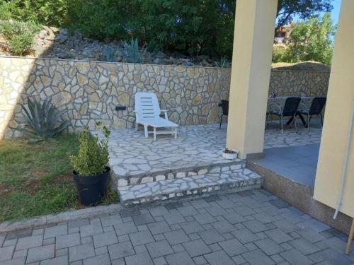 Apartments with a parking space Milovcici, Krk - 22553 in Milovcici