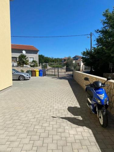 Apartments with a parking space Milovcici, Krk - 22553 in Milovcici