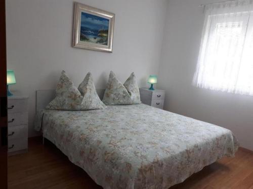 Apartments with a parking space Milovcici, Krk - 22553 in Milovcici