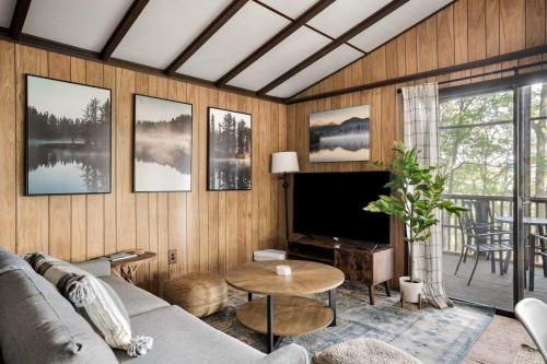 Secluded Cabin Hot Tub, Huge Deck, Fire Pit, WiFi in Hedgesville, USA