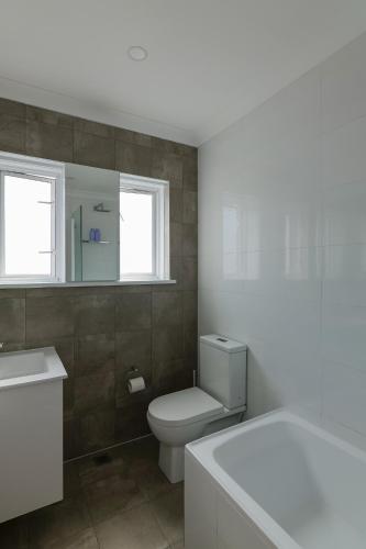 Bondi Beachfront Bliss - image 6