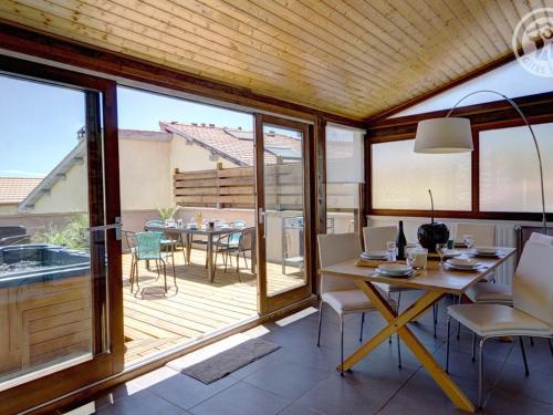 Gîte Cellieu 4 pièces 6 personnes - FR-1-496-8 - image 8