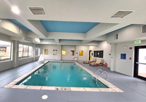 Piscina, Days Inn & Suites by Wyndham Russellville in Russellville (AR)