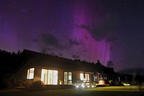 Fiordland Eco-Retreat -- Panoramic Views -- Hot Tub