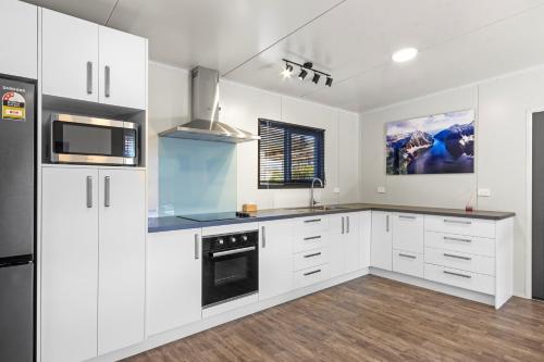 نورث ساوث هوليداي بارك (North South Holiday Park) in هيروود