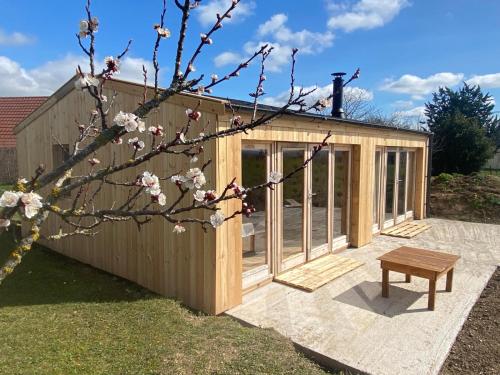 CHALET EN BOIS PRIVATIF ST POURCAIN SUR SIOULE gîte à louer La Blegnière