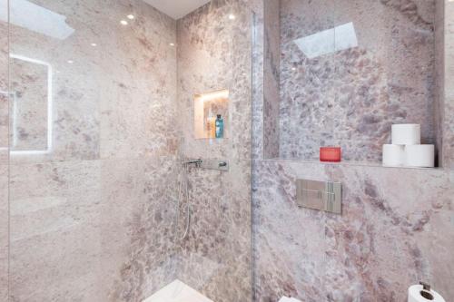 Marble Arch- Suite 9 - image 8