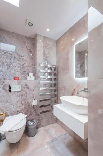 Marble Arch- Suite 9 - image 11