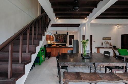 Nativ Living Villa Legian 6BR Villa 16px Big Group Walk to 66 Beach - Tap to explore photos