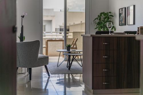 Creative 1br Pool view Apt with covered parking, Livadhia (Foto 2)