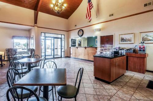 Econo Lodge Inn & Suites in Middletown, USA