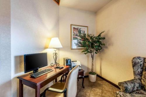 Econo Lodge Inn & Suites in Middletown, USA