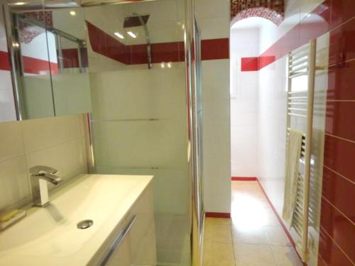 Apartment with 2 bedrooms in Antibes with enclosed garden and WiFi 800 m from the beach - image 12