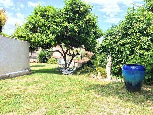 Apartment with 2 bedrooms in Antibes with enclosed garden and WiFi 800 m from the beach - image 9