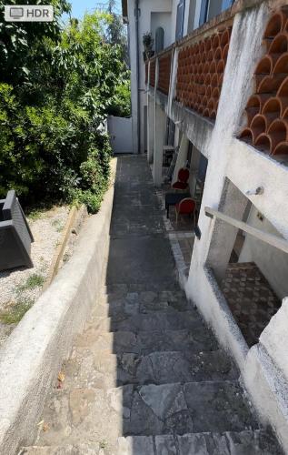 Apartment with 2 bedrooms in Antibes with enclosed garden and WiFi 800 m from the beach - image 4