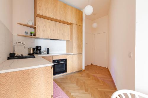 Piola M2 - Walking on the Moon Apartment - Tap to explore photos