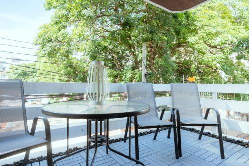 420 Hostel - Ekkamai Buds & Beds Room Type - Double Room with Balcony (3 Adults)