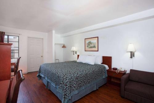 King Room with Roll-in Shower - Mobility Access/Non-Smoking