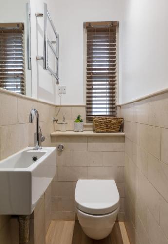 Spacious quiet 4bedrooms 6beds house with private garage 3min walk to Paddington Station, Londýn (fotografie 8)