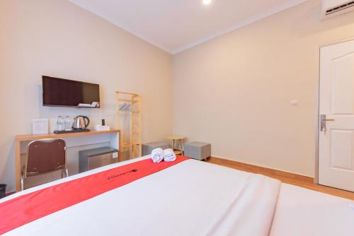 RedDoorz Plus @ Bagusrangin Street 2 Room Type - Deluxe Double Room