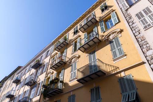 Brand New 1 Bdr Place du Pin